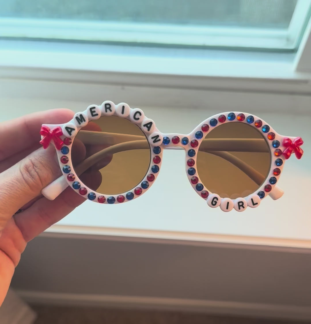 Video of the "AMERICAN GIRL" sunglasses 