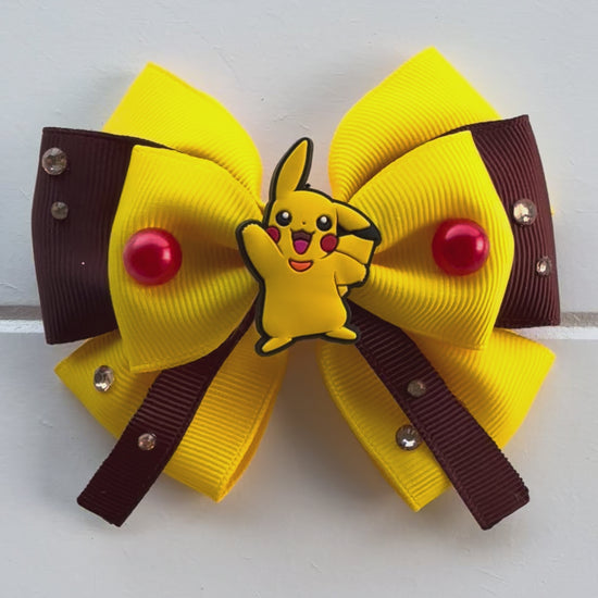 Video of electric mouse bow on a white paneled background