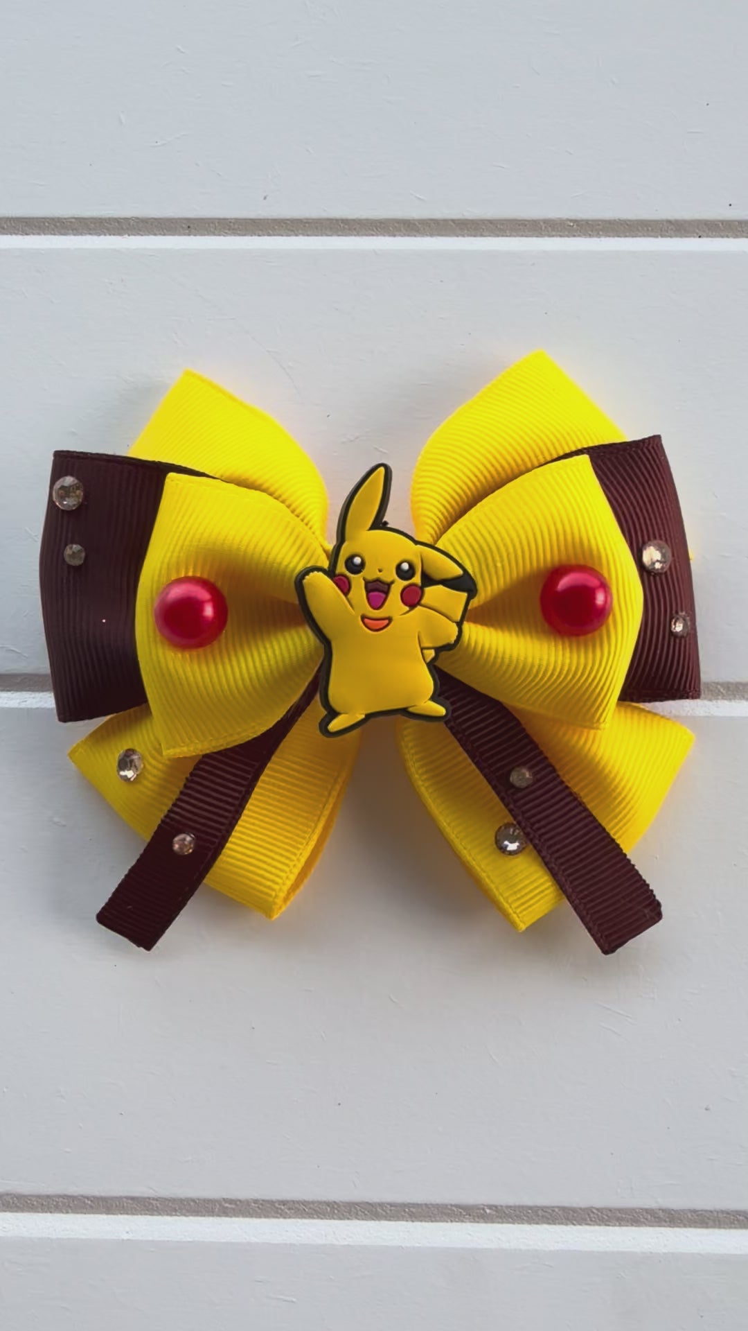 Video of electric mouse bow on a white paneled background